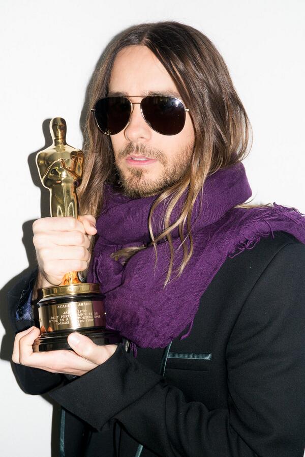 JaredLeto's tweet photo. NOTES FROM THE OUTERNET Photos: Me + the #Oscar - http://t.co/6D8rkiAmF6 #NFTO http://t.co/NElbW0RUVC