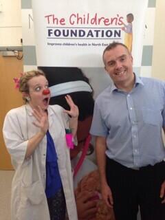 ClownDoctors-TINArts (@clowndrs) on Twitter photo Dr Melanie Mughugger was starstruck today when she ran into <a href="/rungeordierun/">Run Geordie Run πππππ»</a>! #livinglegend Dr Melanie Mughugger was starstruck today when she ran into <a href="/rungeordierun/">Run Geordie Run πππππ»</a>! #livinglegend