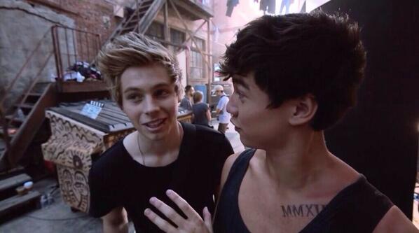 Luke5SOS's tweet photo. Behind the scenes of slsp ! :-))
http://t.co/DcEV1Lbnk9 http://t.co/kW5KFeQzbw