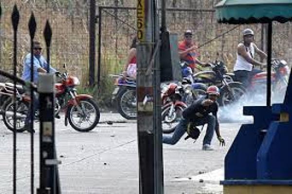 NavaE1's tweet photo. "@YVKE_MUNDIAL: Vielma Mora denuncia que grupos de motorizados obligan a cerrar negocios http://t.co/Wdjd4frBsB  http://t.co/npnfMzdNwW"