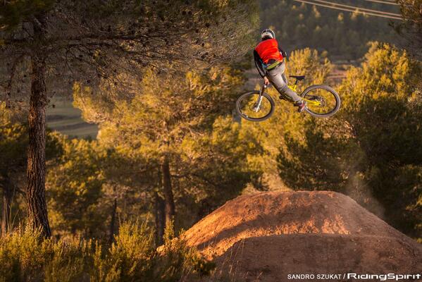203mm's tweet photo. Rider: Adrian Parro 
Foto: @Ridingspirit_ http://t.co/qHD7TPoaw2