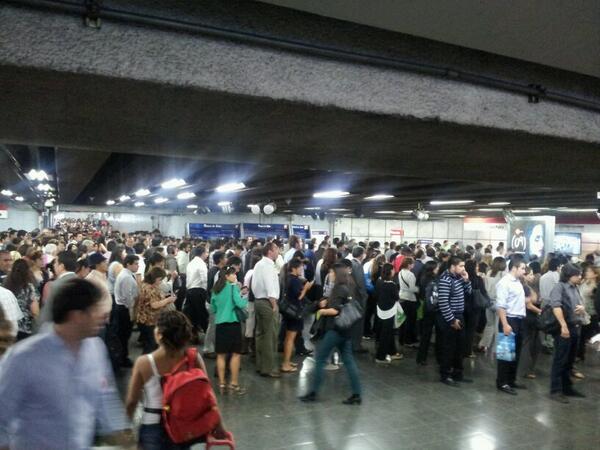 ECidEscobar's tweet photo. Un caos en metro pedro de valdivia @metrodesantiago http://t.co/wFgLnoO5QL