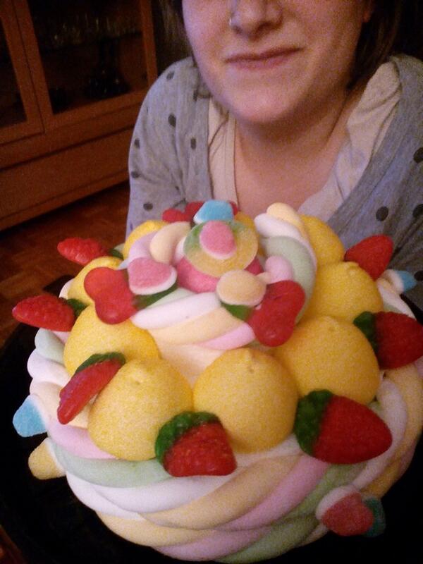 Iraati_Goiko's tweet photo. Cumple una y comemos tres. Muchísimas felicidades @AngelaFitero!! @judithcalvogurr http://t.co/dLc6M1YCVR