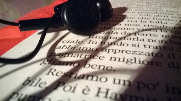 ElenaFeraru's tweet photo. Come possono #musica e #libri trasportarti lontano non l'ho ancora capito,ma é l'unica cosa che mi fa star bene. http://t.co/u8YoHkPHKp
