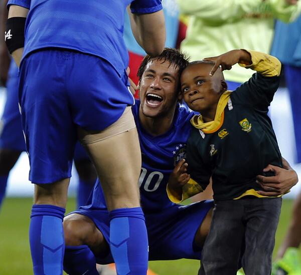 fifacom_es's tweet photo. Imagen de la Semana - @neymarjr y la 'Seleçao' hacen feliz a un chaval sudafricano: http://t.co/46kuBjCKLk http://t.co/NFmKVUQYeB