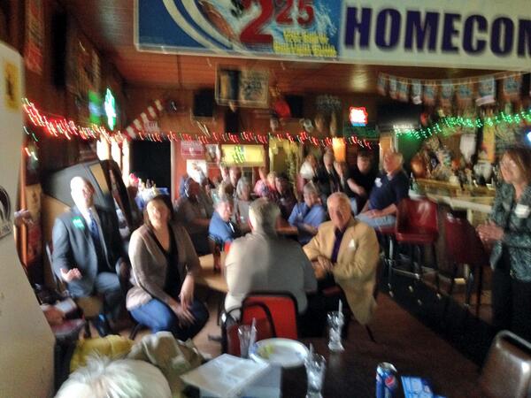 ChrisRedfern419's tweet photo. Everyone say Cheeeese. Ashland #BlueCocktailHour http://t.co/sbvgIEK8Sl
