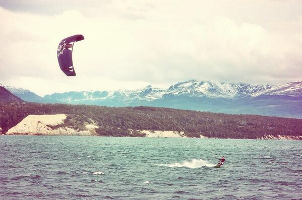 suckmylady's tweet photo. Kitesurf en el Lago Fagnano de Tolhuin, Tierra del Fuego http://t.co/NqzSsz27LE