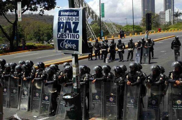 laureanomar's tweet photo. Sobran las palabras...Si no fuera por que es una foto, habría pensado que lo dibujó @raymacaricatura  http://t.co/6GgKrlXDwv