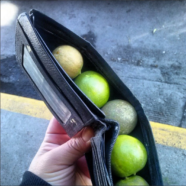 ExpansionMx's tweet photo. Para Liliana Cruz, los limones son un nuevo tipo de divisa FOTOS: http://t.co/L2ImxuAuBo (foto:lilisimirritis) http://t.co/DBGvuD5FNo