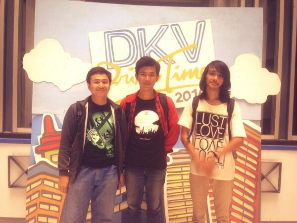 belabeeel's tweet photo. Kita habis dari Universitas Kristen Petra acara DKV Prime Time. Kumpulan pameran karya DKV se Surabaya 👯 http://t.co/0jOQUdjh8R