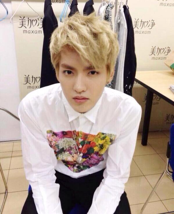 KrisFanboard's tweet photo. >~< ตัวเล็กจังเลยพี่ฟานเนี่ย~
[Official] KRIS at Dragon TV "Immortal Song" http://t.co/CvQDUDJIJZ