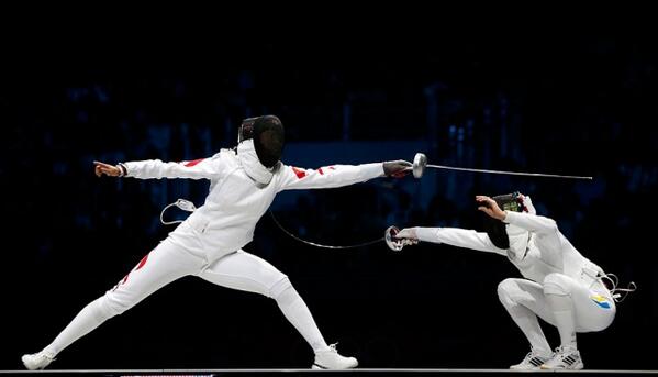 Фехтование шпага матадор. Фехтовальщицы 1925. Фехтование со. Шпага для фехтования. Сабля для фехтования.