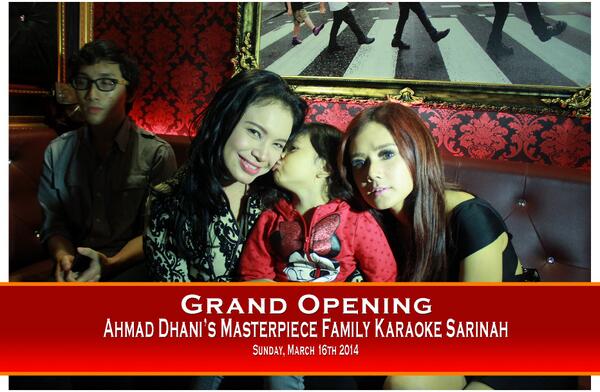 MasterpieceKTV's tweet photo. Wow Shafeea mencium aunty @mynameisrossa dan @Mulanjameela_FC mereka kompak ya :) http://t.co/hctKuzBq4U