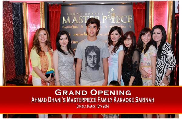 MasterpieceKTV's tweet photo. lihat @El8Rumi dikelilingi wanita-wanita cantik saat Grand Opening Ahmad Dhani's Masterpiece Sarinah kemarin malam http://t.co/o5Wn2VzD0o