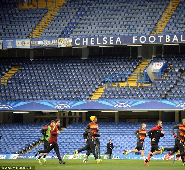 happychappy76's tweet image. Days before the game and Chelsea 'fans' banners are flying #plasticflags #noatmosphere