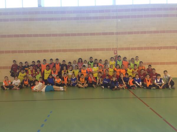 BMFemSantaPola's tweet photo. Éxito en la Jornada de Captación de la Escuela de balonmano @CDPolanens. Más de 70 entre niños y niñas. http://t.co/heuptcjLWH