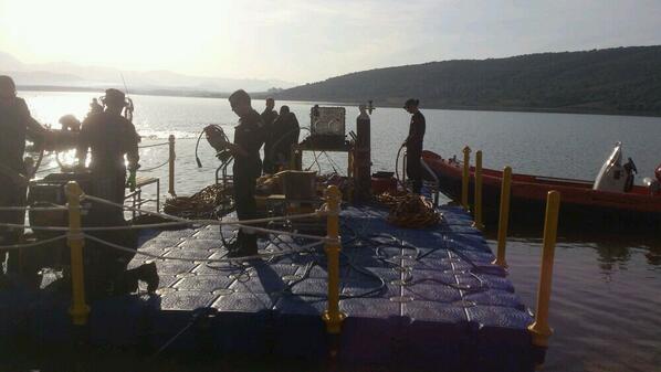 UMEgob's tweet photo. Ejercicio de buceo desde pantalán flotante en Embalse de Bornos #BIEM2 http://t.co/1HQgy0TFNR