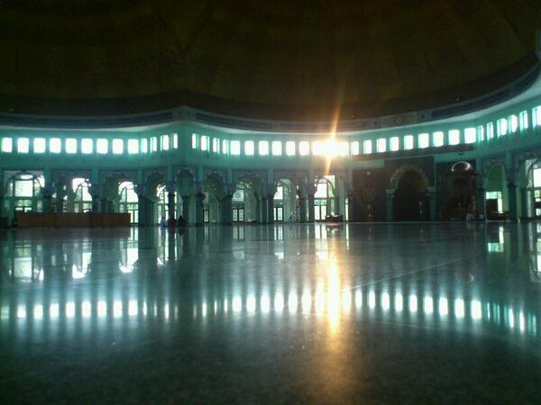 rizky_iteem's tweet photo. Masjid raya Al-Ahzom,Tangerang @iDEAOnline #iDEA10th #interior10th http://t.co/097dR0VUb3