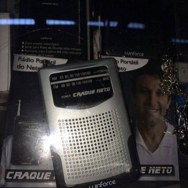 10neto's tweet image. Quem estiver na Saraiva do Iguatemy de Campinas nesta terça e comprar o livro "1990" ganhará um radinho de pilha.