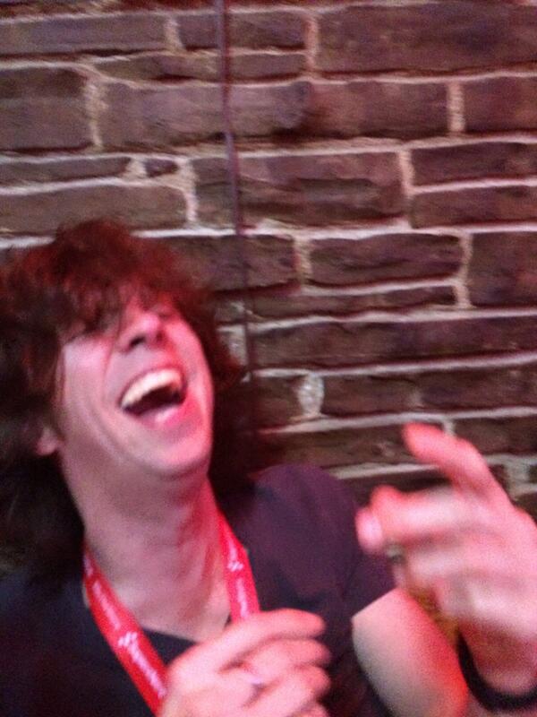 gbme's tweet photo. Ronbonjovy aan tafel with @davidlinssen @Barveen @pindsvin #jos http://t.co/7UjleZOEZB