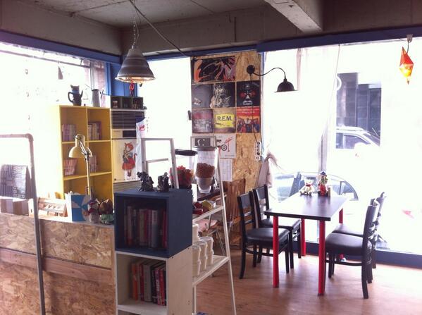 “@Salon_de_Yunnam: 시작했습니다. ” 집 앞에 연남살롱이 이사왔다! 오예-