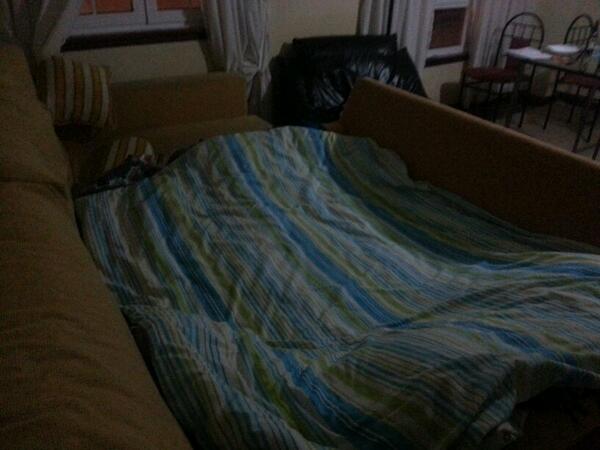 karallo29's tweet photo. Hoy dormimos en el gettho. @Sara_luski @andresmerayo http://t.co/1pvZoLuqpf