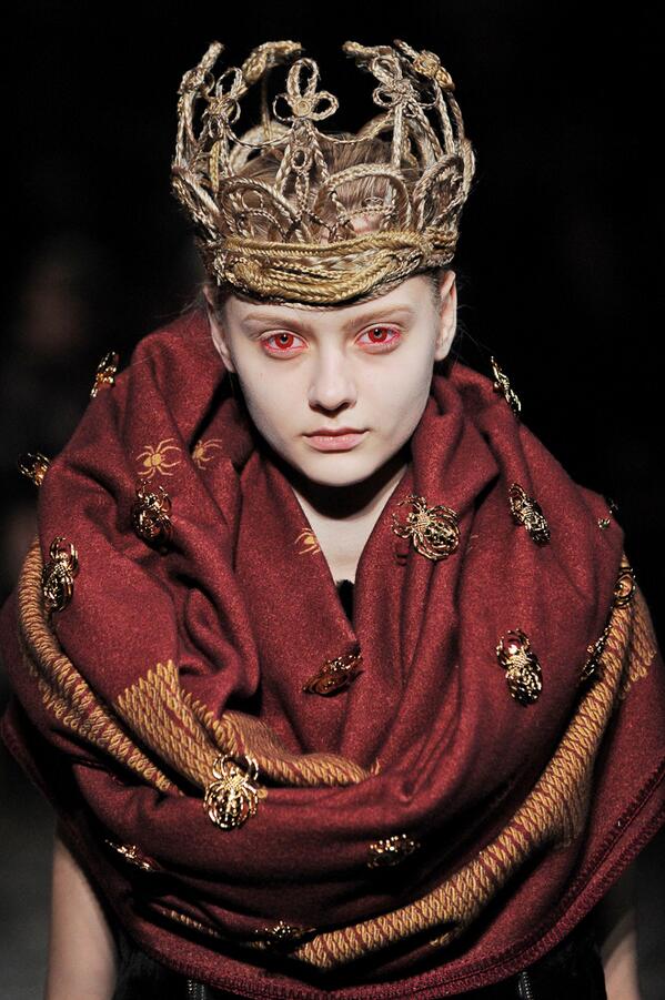 fashionsnap's tweet photo. 【人気動画】UNDERCOVER（アンダーカバー）最新パリコレクション映像。テーマは「COLD BLOOD」http://t.co/ArvLsBDD0g http://t.co/myVSSWG7Em