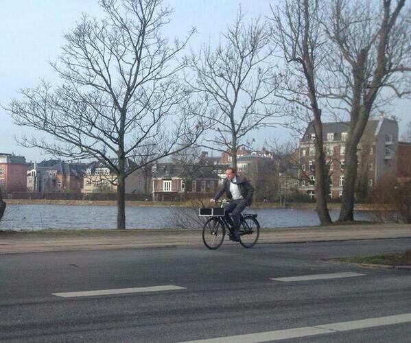 takesometime5's tweet photo. Ministro danés de AAEE, Martin Lidegaard pedaleando a su trabajo. Y aquí tanto imbécil con guardaespaldas... http://t.co/KnIMLjGRC6