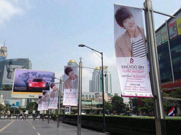 puengvip's tweet photo. อันนี้รูปที่ไทย เริ่มติดป้ายแฟนมีทพี่อูบินแล้ว >__< ตื่นเต้นเนอะ cr: sidushq http://t.co/UpvKRH0R7u
