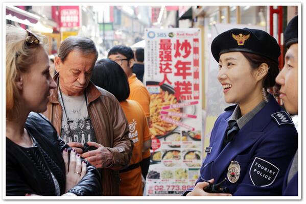 ＂관광경찰 효과＂ 외국인 불편신고 감소세 me2.do/x6Bfx5Kj '09년 이후 꾸준히 증가해 온 외국인 관광불편 신고가 처음으로 감소세를 기록했는데 관광경찰의 역할이 컸던 것으로 나타났습니다.