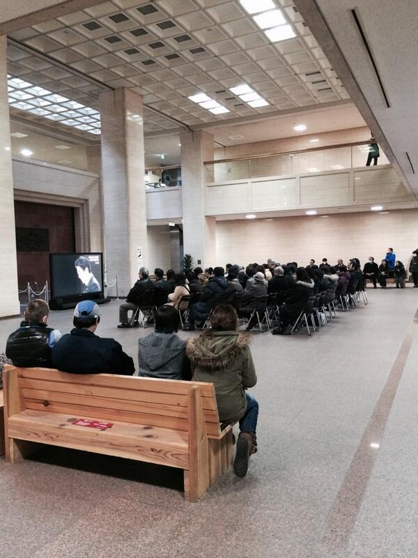 yu_hope's tweet photo. 宮城県庁内で行われている東日本大震災の追悼式典の様子。市役所前の市民広場でも式典が開かれています。 http://t.co/5Ne7BPeFSp