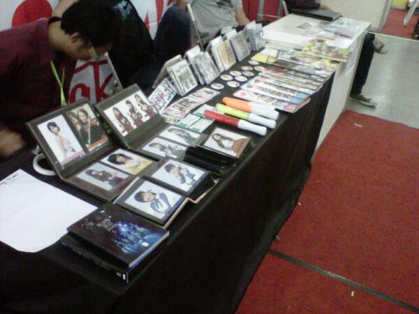 JJFRadio's tweet photo. Merch stand bochor bochorrr http://t.co/lM62zLOdRr