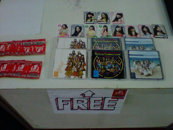 Octivers_Jogja's tweet photo. Kumendanku uangnya sisa2 ini sampe di FREE in haha"@JJFRadio: Stand merch FREE ! Grab it fast ! http://t.co/ajpXYF5pzM"