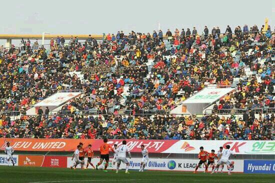 이번 서귀포월드컵경기장에서 열린 제주vs수원의 경기! 기분좋게 최다관객을 동원했습니다. 제주FC 선수들이 열심히 뛰었지만 경기가 패배로 끝나 정말 아쉽습니다. 다음경기는 꼭 승리하길 더욱 열심히 응원하겠습니다.