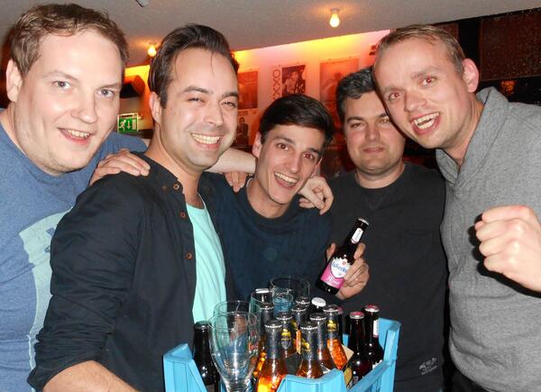 DePubquizmaster's tweet image. feliciteert team Het Waldhoornisten Ensemble met de overwinning van de pubquiz in @CafeLombok te Utrecht!