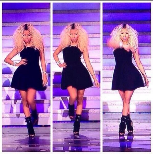 NMinajReaction's tweet photo. Quand tu arrive en cours avec de nouveaux habits... http://t.co/dNXJGuO948