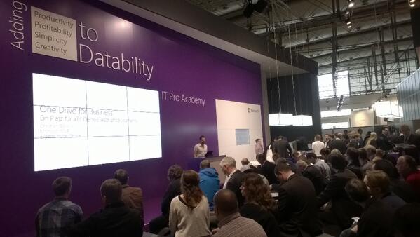 msdev_de's tweet image. Volles Haus auf unserem #CeBIT Stand. #MicrosoftAdding