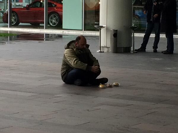 Güncelleme: 12:27
NTV binası önünde bir vatandaş ekmekli oturma eylemi yapıyor.
odatv.com/n.php?n=okmeyd…