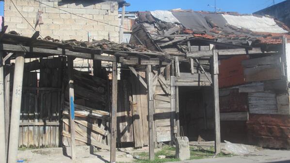 MundoCubano's tweet photo. Calzada de Luyanó No.55, La Habana, Cuba. Foto L E Nápoles http://t.co/MVLzVBIceX