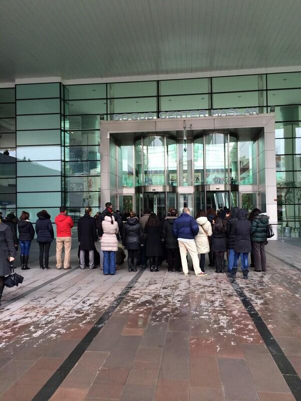 sendika_org's tweet photo. NTV önünde tek kişi başlayan eylem kalabalıklaşıyor "Alo Ferit" Berkin'in hesabını soruyoruz #BerkinElvanÖlümsüzdür http://t.co/YVlW6pbUdZ