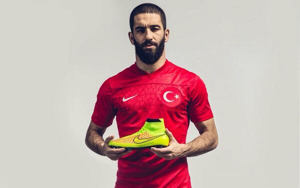 Noire__7's tweet image. Wow Turkey new kit..😍😍😍😍 must haaaaave! Arda Turan looks so cool tho with those beards.#ThisIsSpartaaaaa