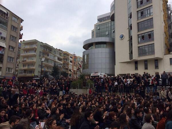 140journos's tweet photo. 13:52 #İzmir #Balçova - Gruplar #BerkinElvan için oturma eylemi gerçekleştiriyor. via @KSK_Online http://t.co/uNv3FR7Lnh