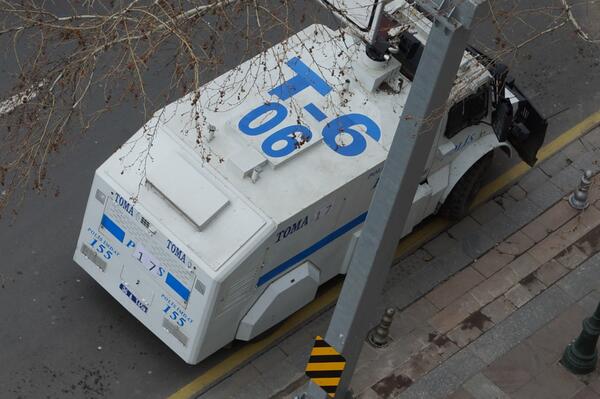 Ankara'da katliam provası var. Polis TOMA'ların numaraları silip, kağıtlara yazdığı yeni numaraları takıyor.
