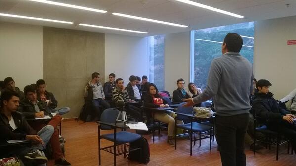 Gerente General con estudiantes de Admon de Empresas hablando sobre la dedicación de hacer lo que apasiona.