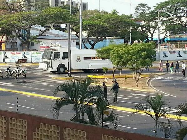 AnonymousVene10's tweet photo. Llega ballena a Palaima. En este momento rodean las residencias mas de 600 policías. http://t.co/d5u1pT2wrb