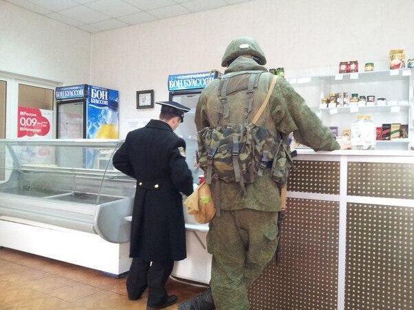 Чипок это. Чипок в армии. Вежливые люди прикол. Магазин в армии чипок. Солдаты в магазине чипок