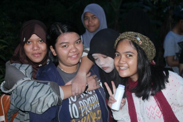 FikaMeilany's tweet photo. Kangen ini @dewioktriviani @prilyaprl @Rzqprtmputrijm @Khairyani , puji :* http://t.co/EzJ00RCE5D
