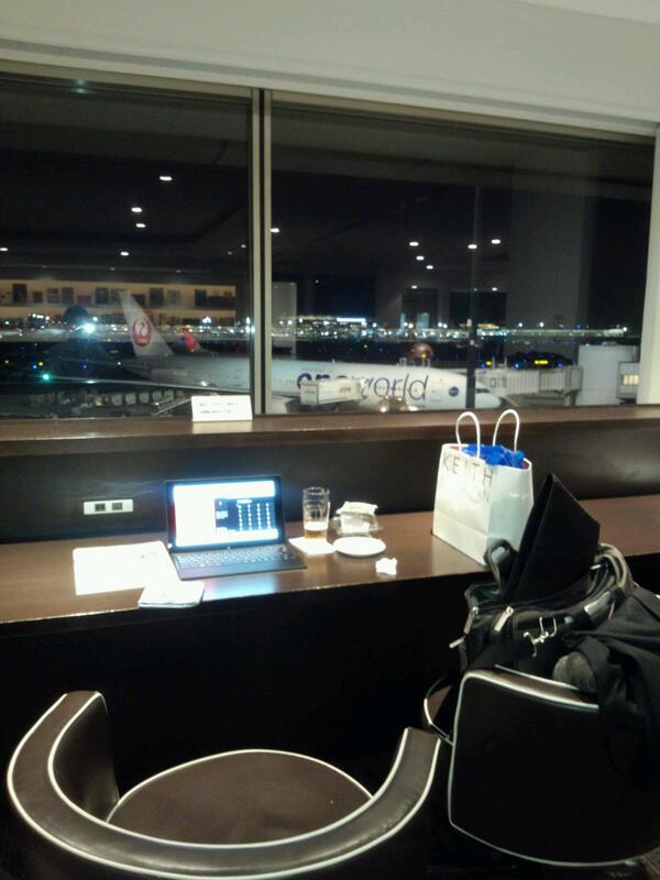 vez12475's tweet photo. 羽田空港のサクララウンジです。
と言っても既に博多に戻ってきましたが(^^;)　バードストライクで随分遅れました http://t.co/5IzCKr8efT
