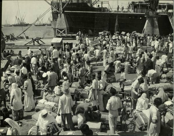 IndiaHistorypic's tweet image. 1947 :: Port of Karachi , Pakistan (via LIFE)