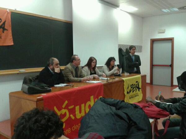 Udu_Firenze's tweet photo. IL MADE IN ITALY NON VA IN CRISI, iniziativa all' Unifi sull'internazionalizzazione delle mafie. @udu_sind #antimafia http://t.co/s4uOogzrwM